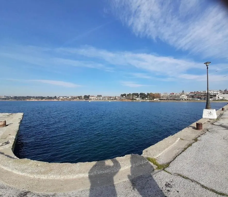 White Studio Apartment Nea Michaniona