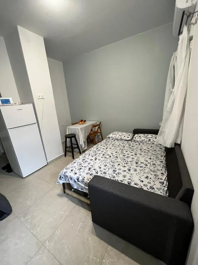 White Studio Apartment Nea Michaniona